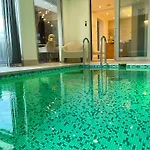 Magnolia House With Indoor Swimming Pool And Sauna