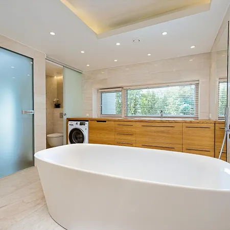 Magnolia House With Indoor Swimming Pool And Sauna